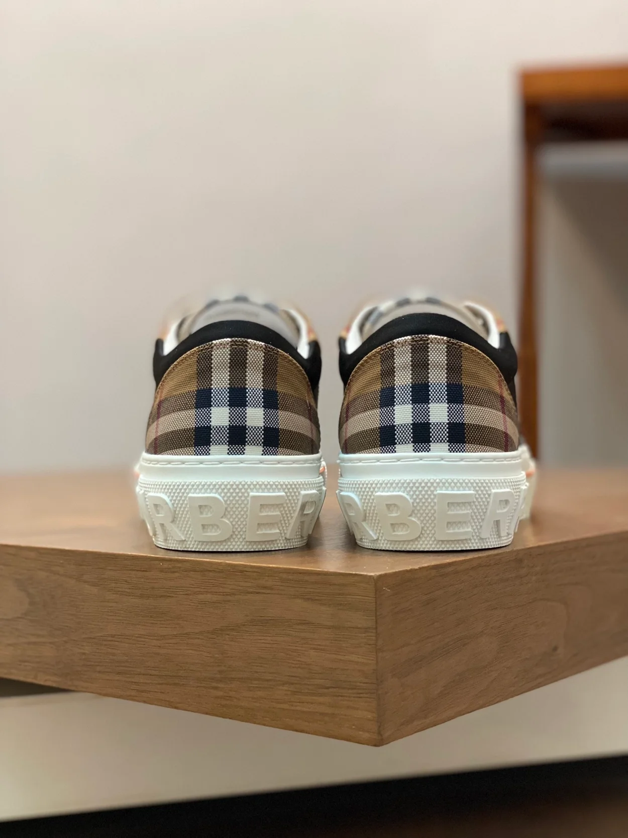 버버리 카이 체크 로우 스니커즈