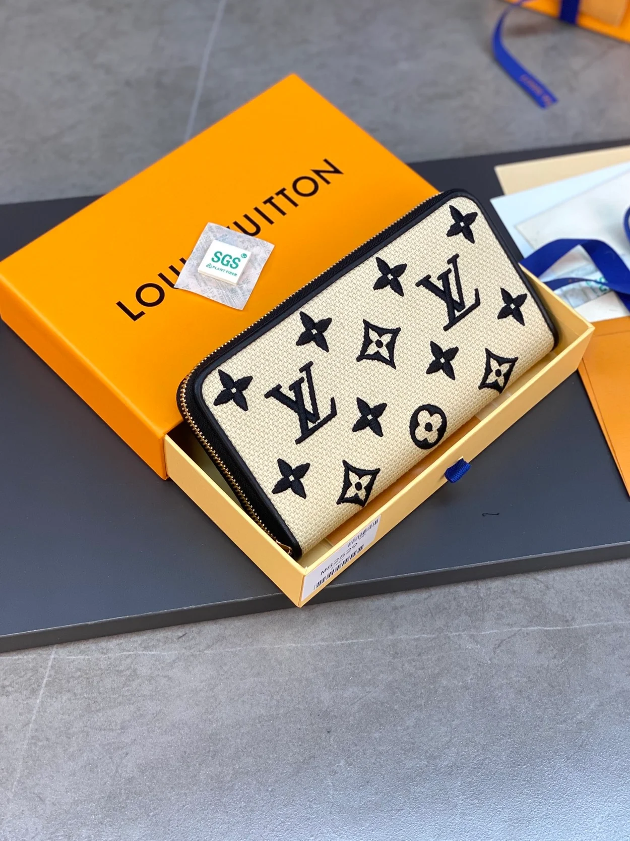 루이비통 바이 더 풀 지피 월릿 M82529