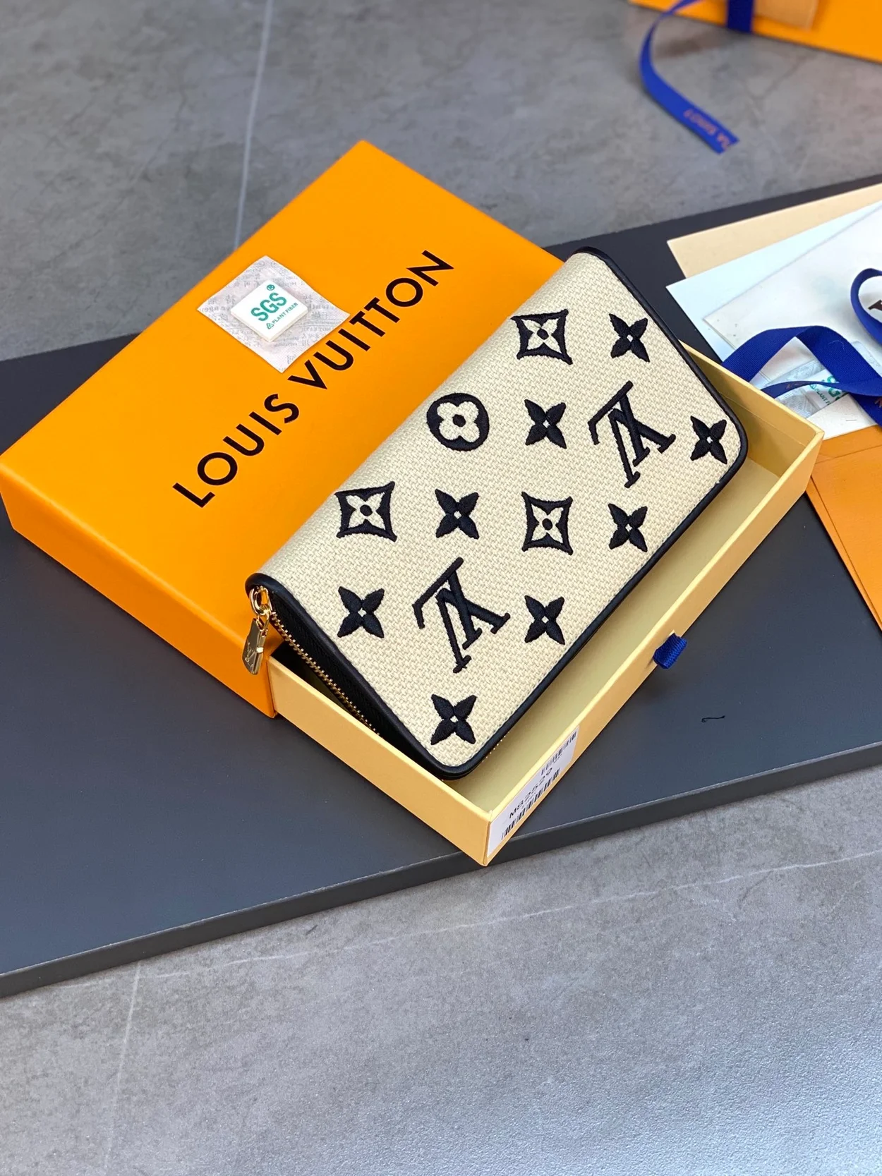 루이비통 바이 더 풀 지피 월릿 M82529