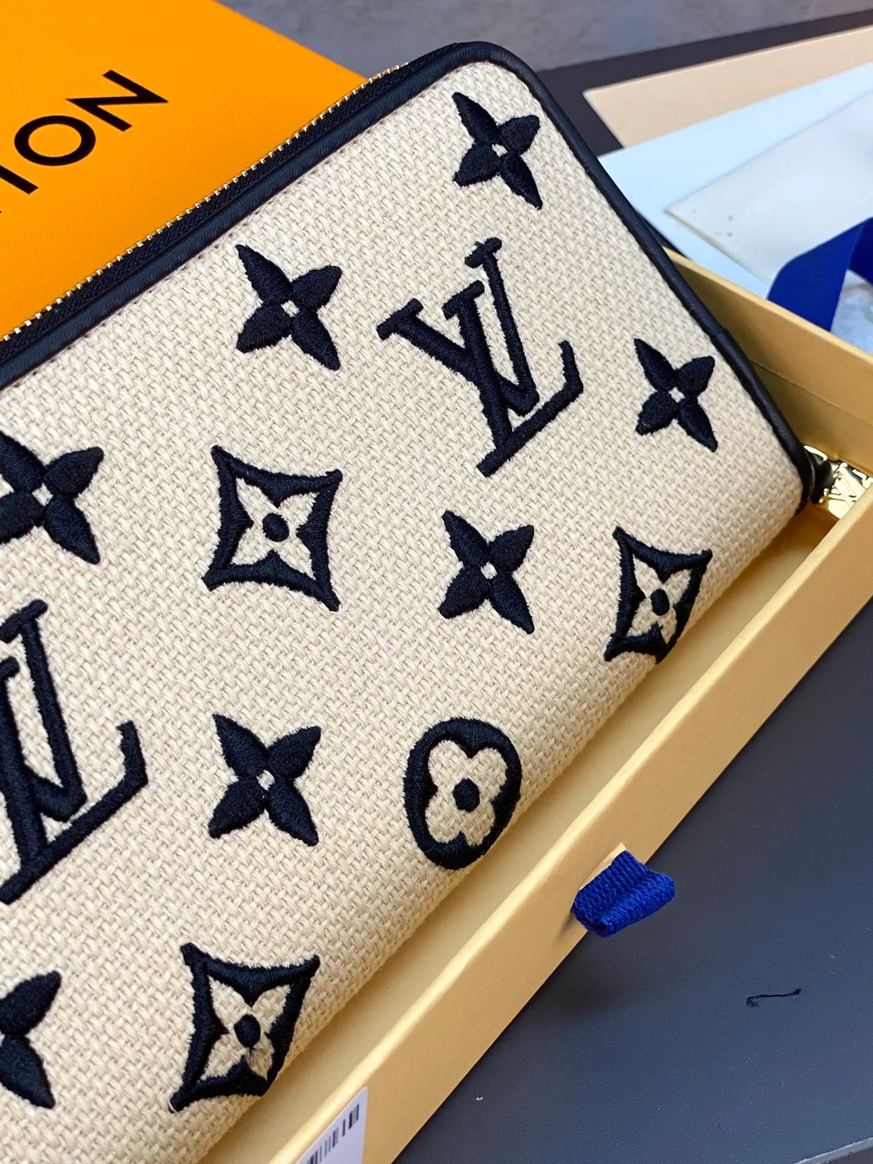 루이비통 바이 더 풀 지피 월릿 M82529