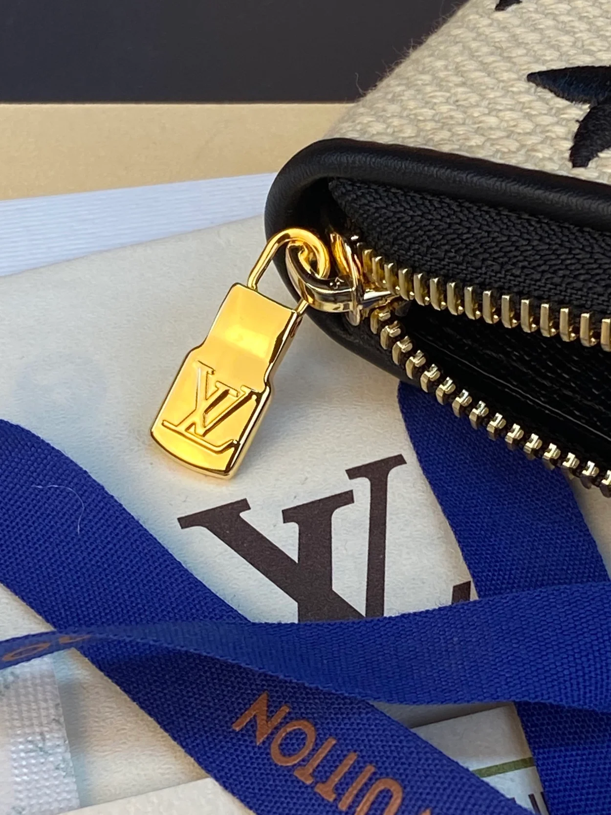 루이비통 바이 더 풀 지피 월릿 M82529