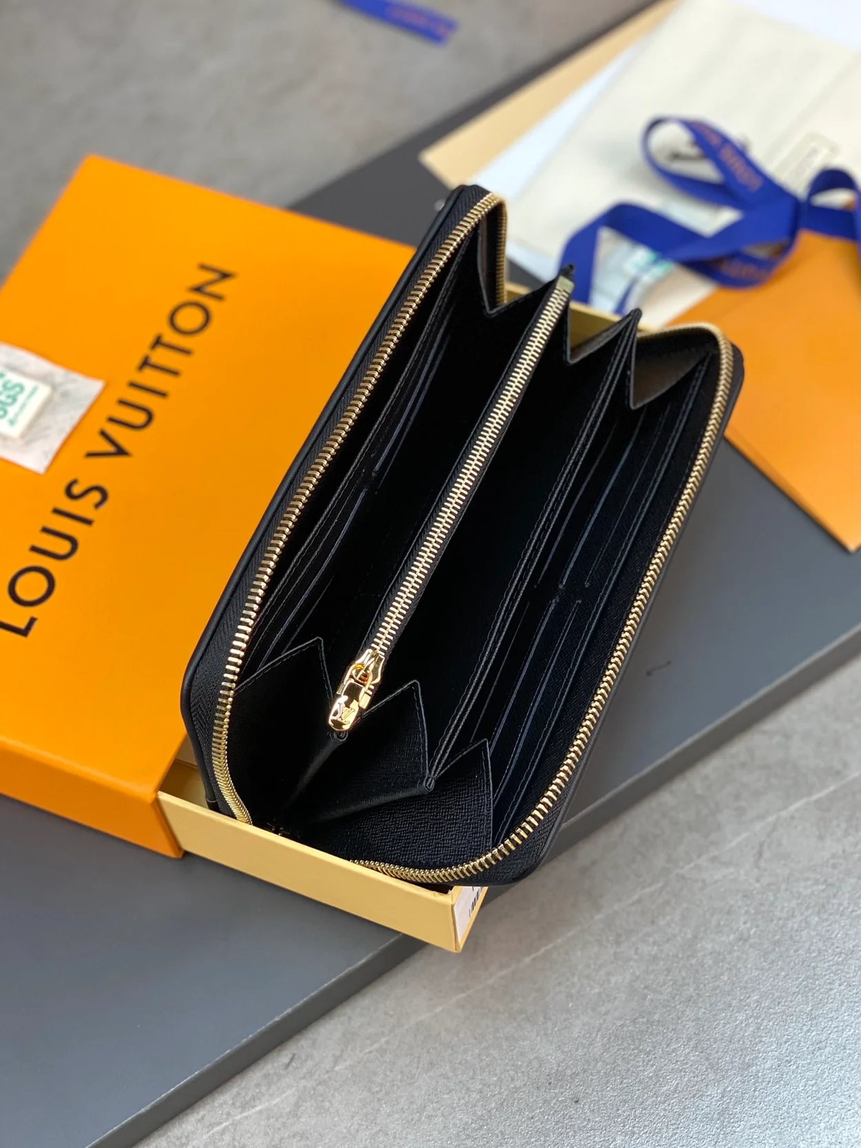 루이비통 바이 더 풀 지피 월릿 M82529