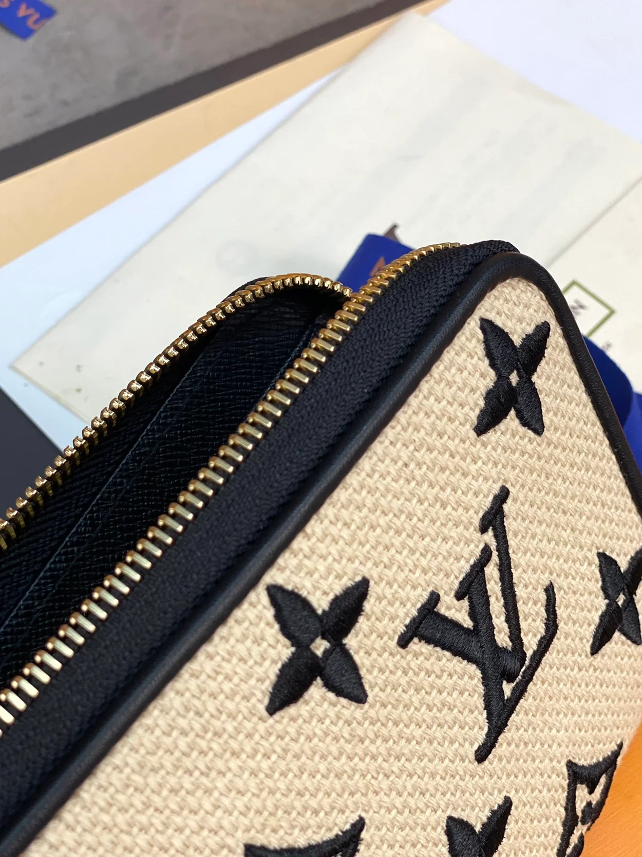 루이비통 바이 더 풀 지피 월릿 M82529