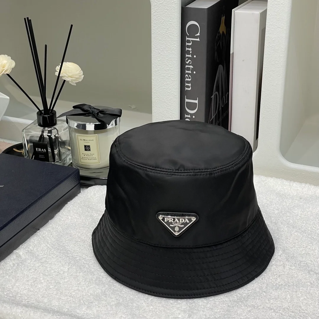 프라다 트라이앵글 플래크 버킷햇