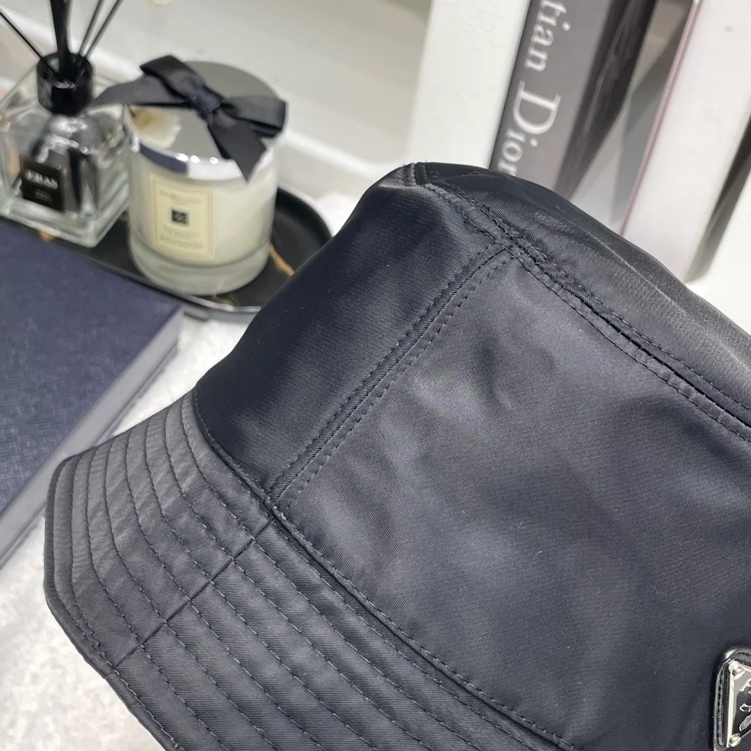 프라다 트라이앵글 플래크 버킷햇