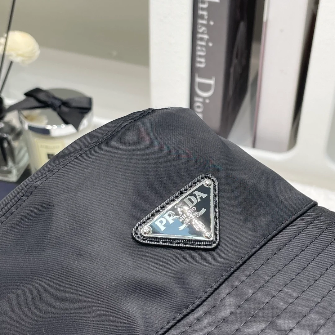 프라다 트라이앵글 플래크 버킷햇