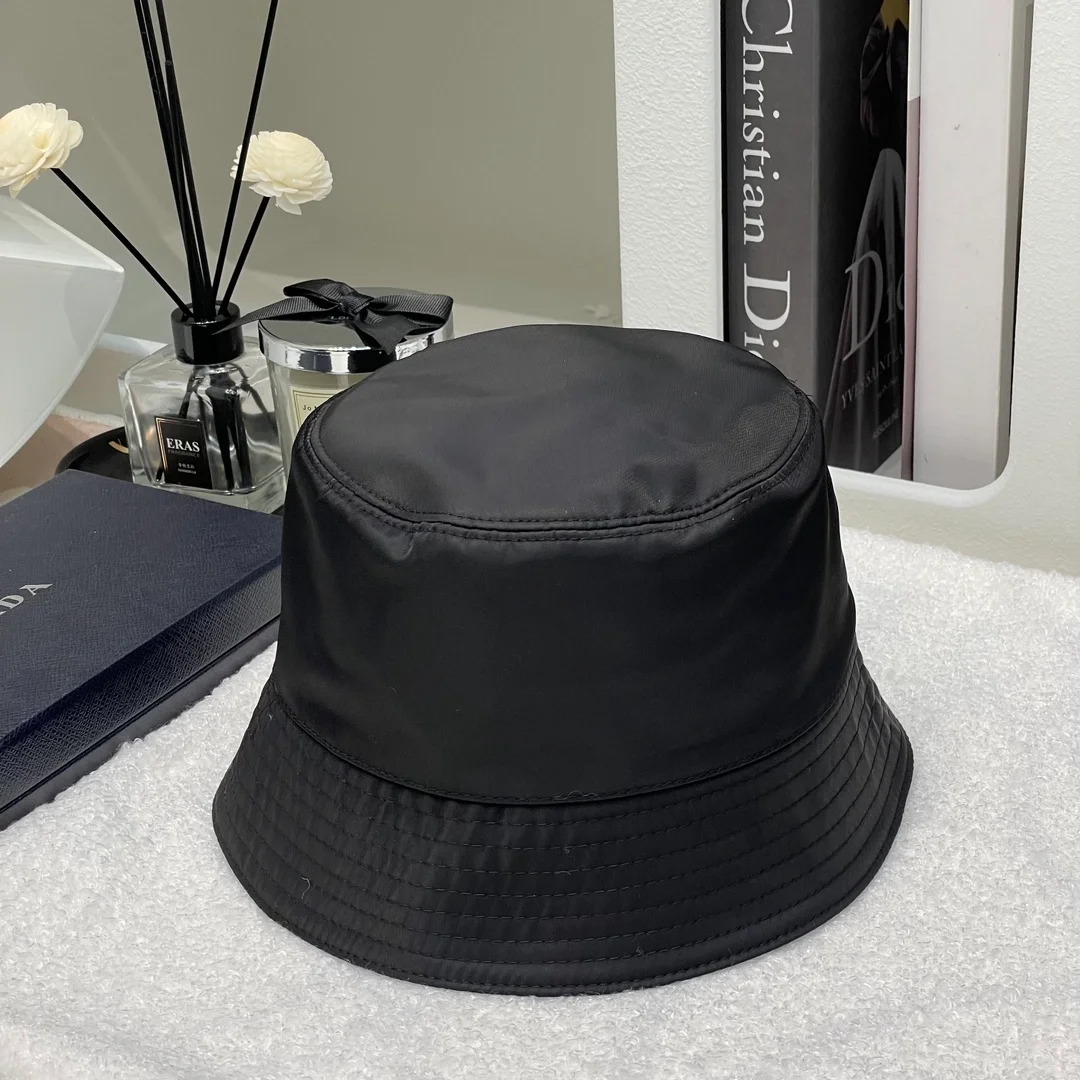 프라다 트라이앵글 플래크 버킷햇