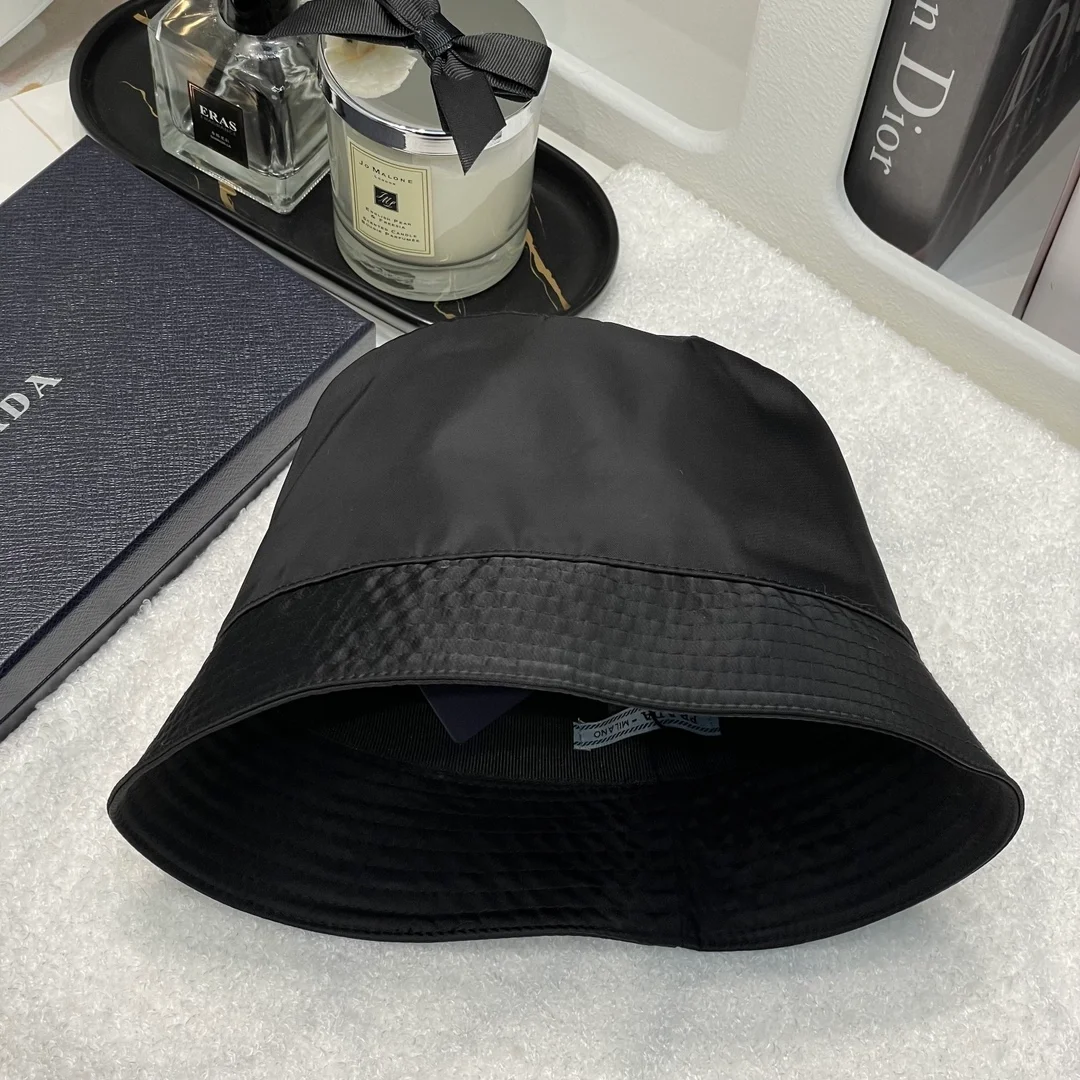 프라다 트라이앵글 플래크 버킷햇