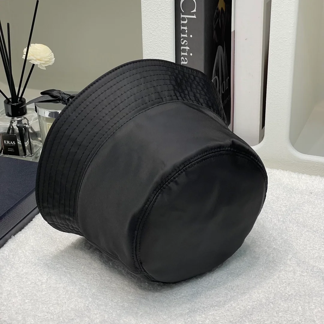 프라다 트라이앵글 플래크 버킷햇