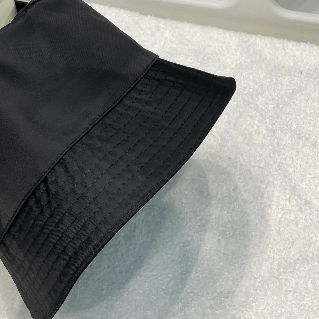 프라다 트라이앵글 플래크 버킷햇