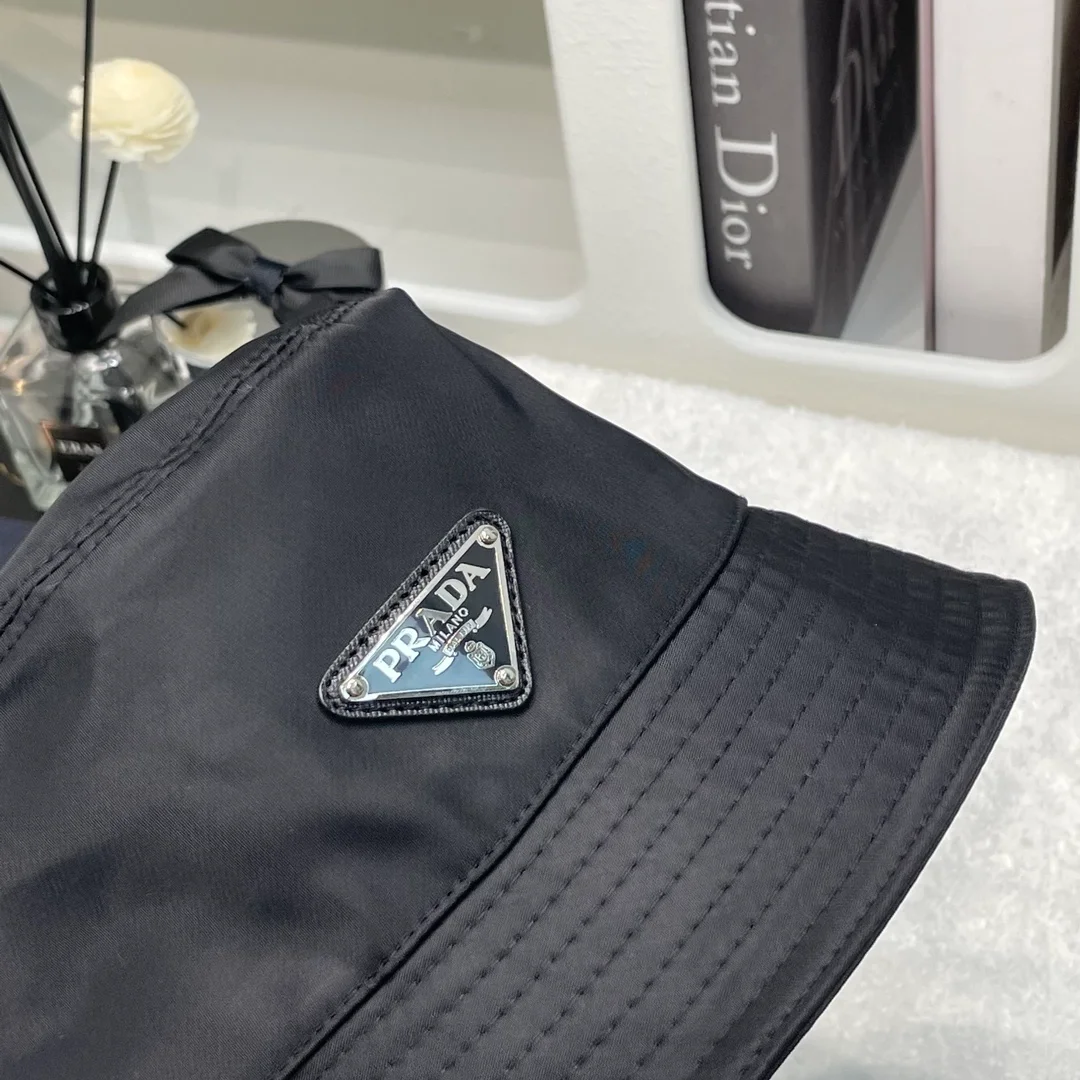 프라다 트라이앵글 플래크 버킷햇