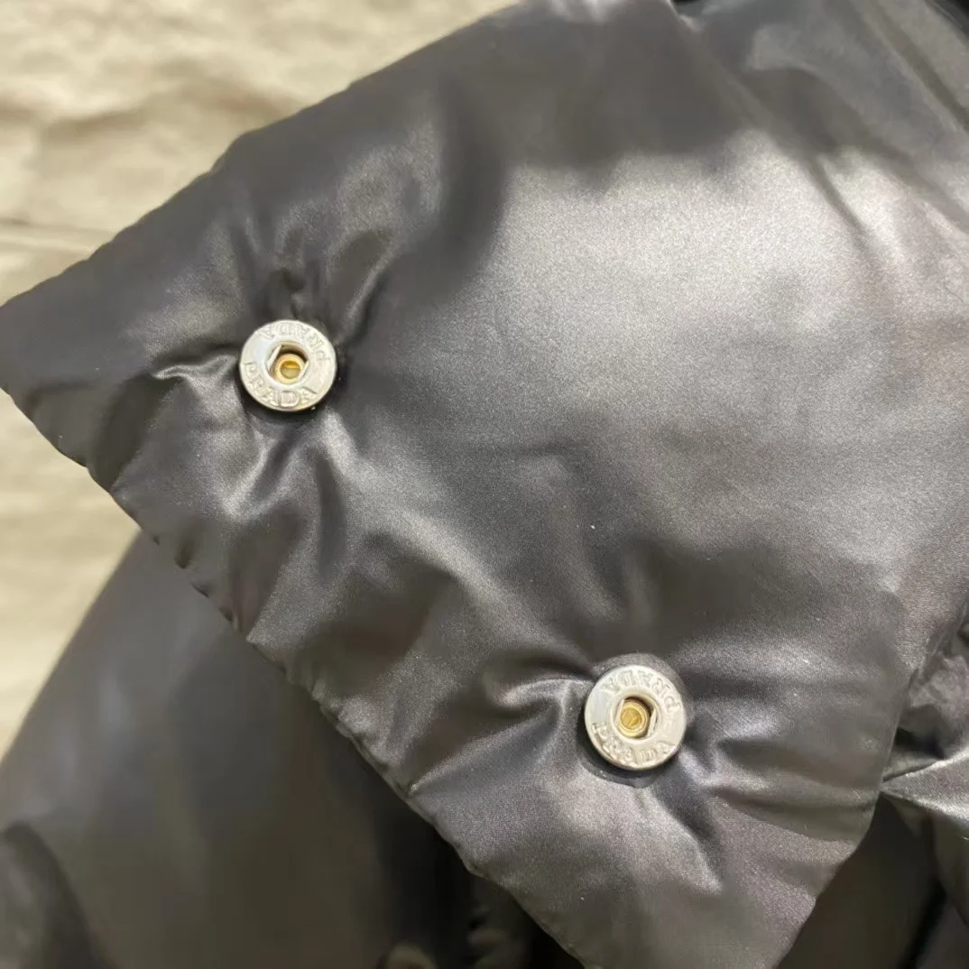 프라다 리나일론 크롭 컨버터블 다운 재킷 블랙