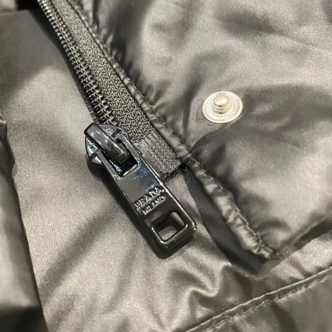 프라다 리나일론 크롭 컨버터블 다운 재킷 블랙