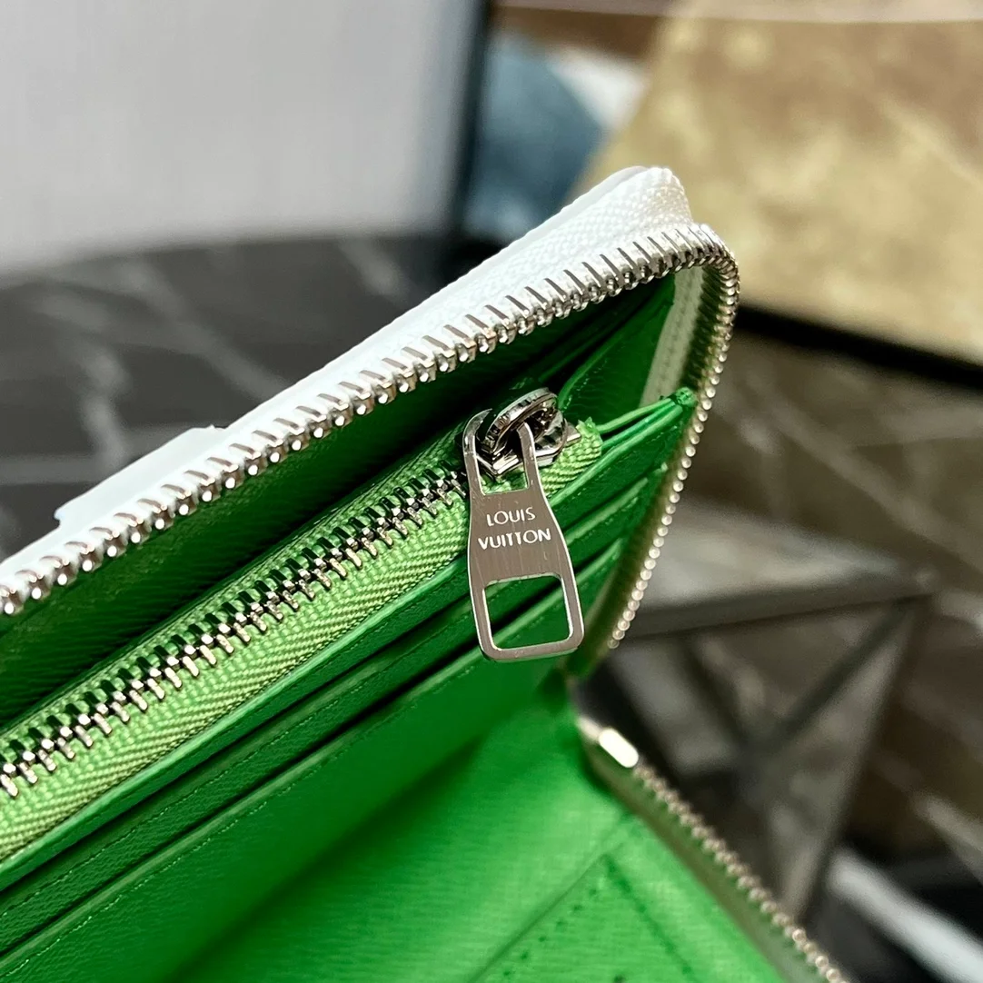 루이비통 지피 버티컬 월릿 M82590