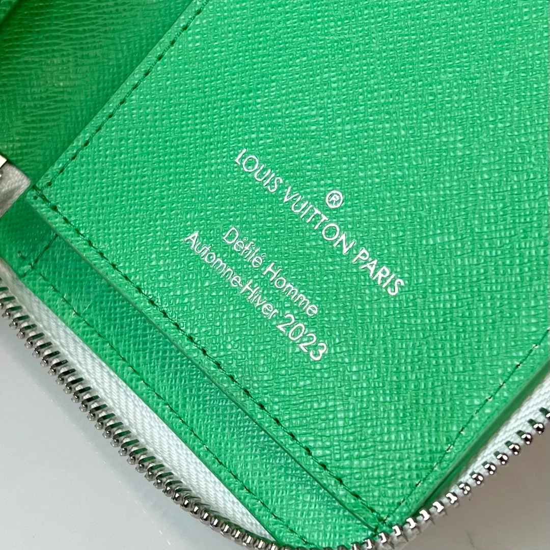 루이비통 지피 버티컬 월릿 M82590