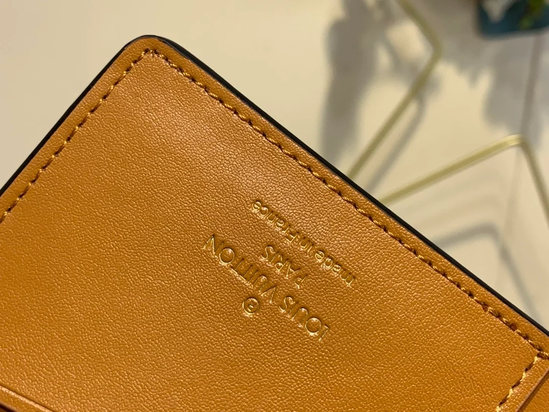 루이비통 토뤼옹 버티컬 월릿 M81330