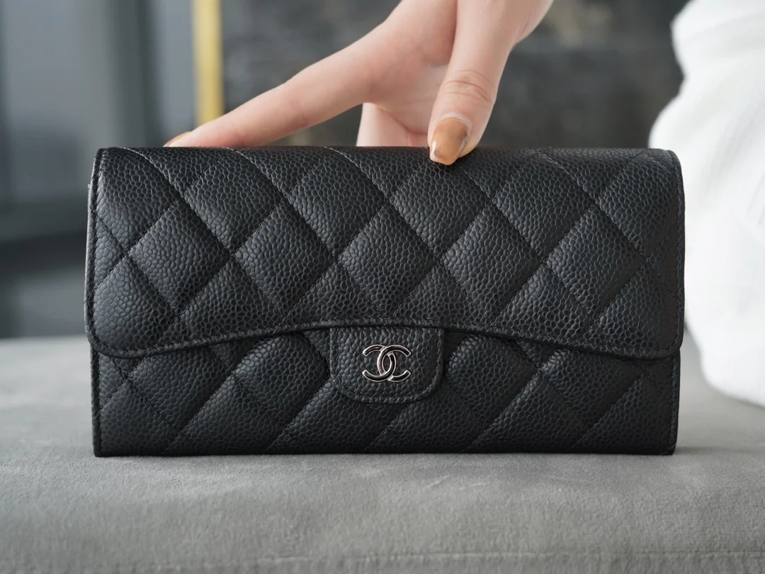 샤넬 클래식 캐비어 플랩 장지갑 은장