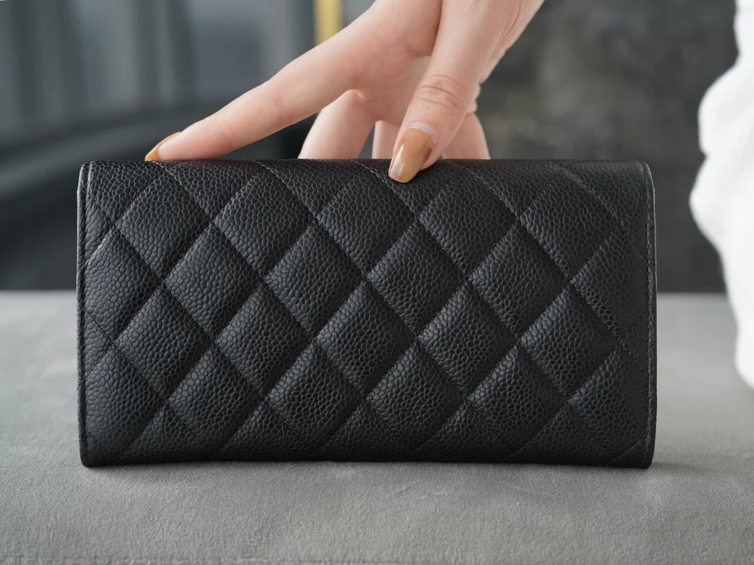 샤넬 클래식 캐비어 플랩 장지갑 은장