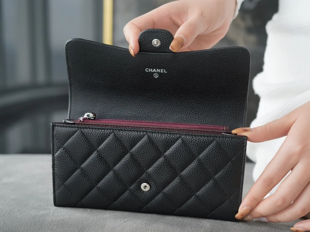 샤넬 클래식 캐비어 플랩 장지갑 은장