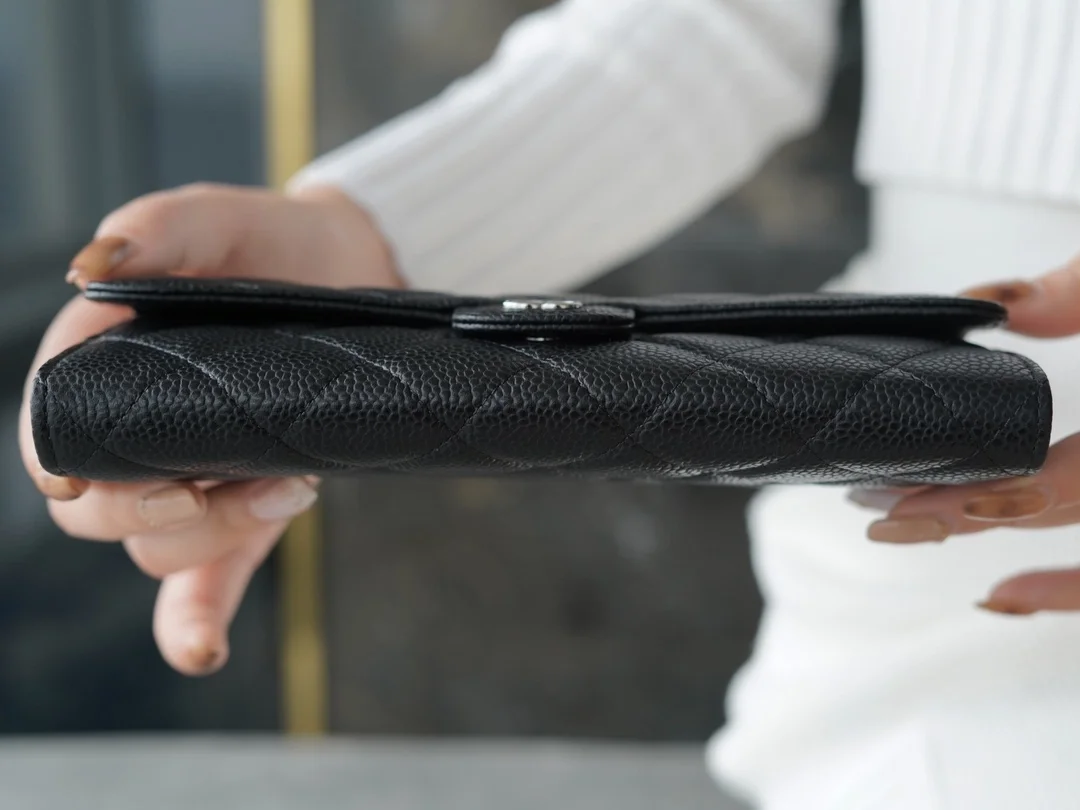 샤넬 클래식 캐비어 플랩 장지갑 은장