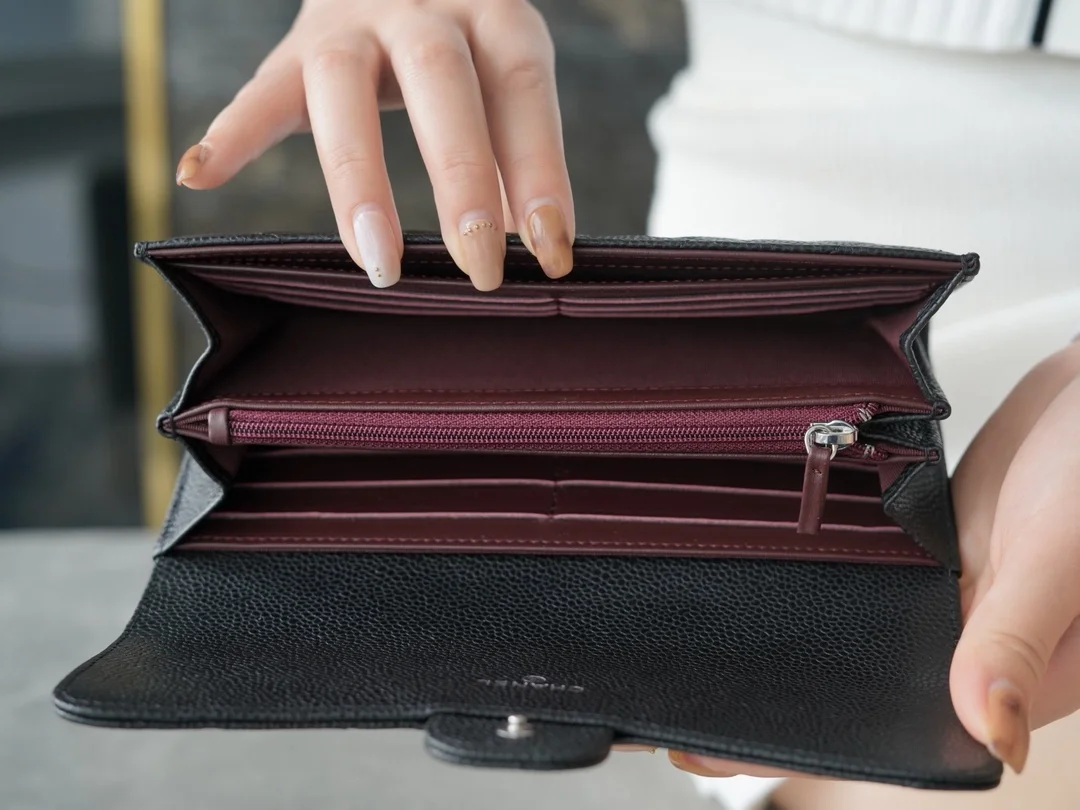 샤넬 클래식 캐비어 플랩 장지갑 은장