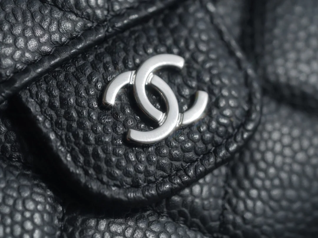 샤넬 클래식 캐비어 플랩 장지갑 은장