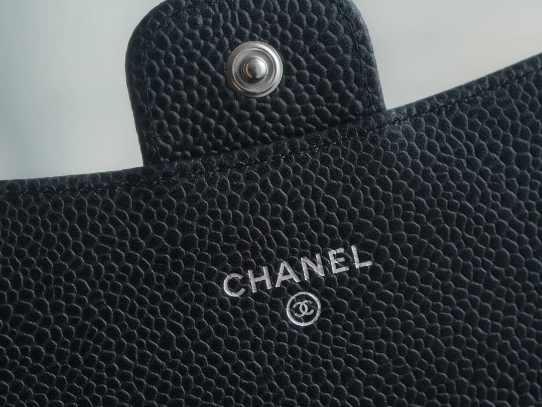 샤넬 클래식 캐비어 플랩 장지갑 은장