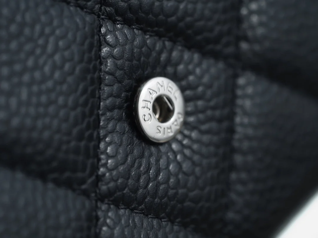 샤넬 클래식 캐비어 플랩 장지갑 은장