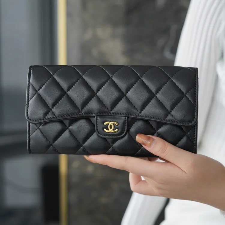 샤넬 클래식 랩 스킨 플랩 장지갑 금장