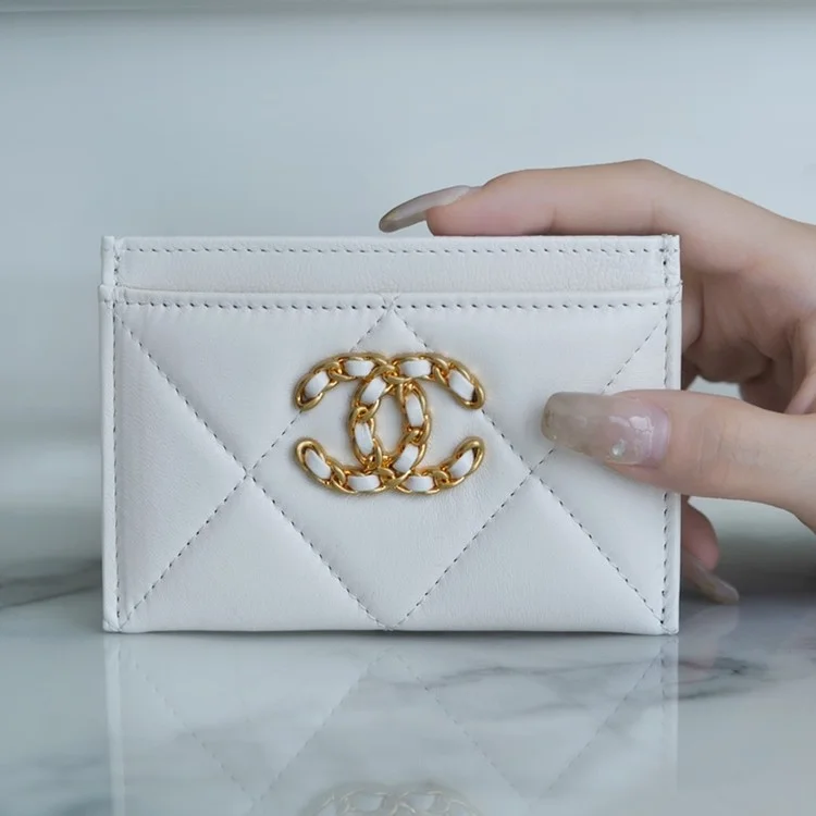 샤넬 클래식 카드 지갑 화이트