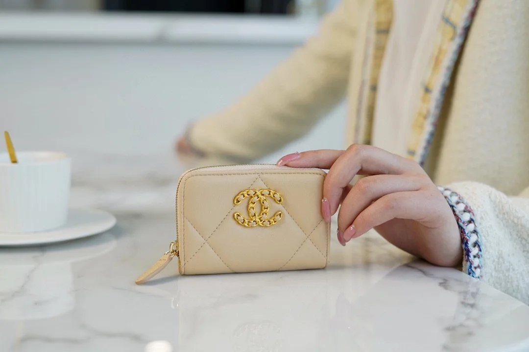 샤넬 19 지퍼 코인 지갑 베이지
