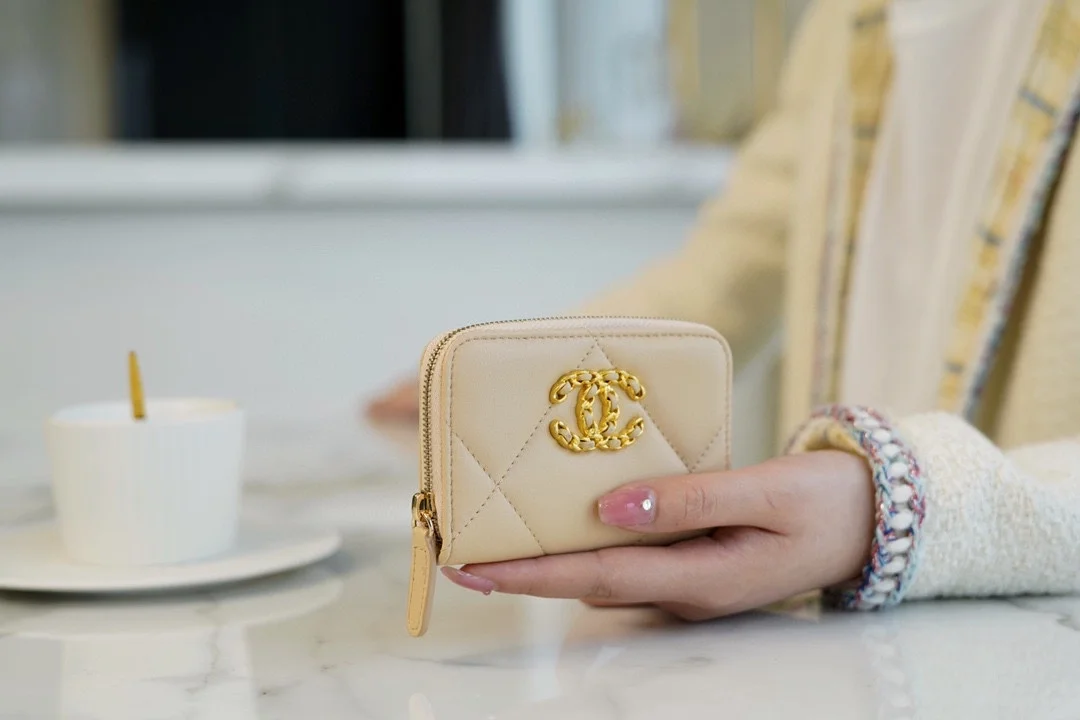 샤넬 19 지퍼 코인 지갑 베이지