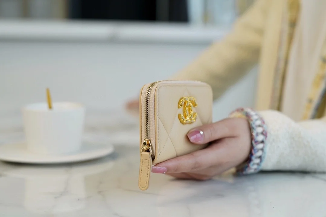 샤넬 19 지퍼 코인 지갑 베이지