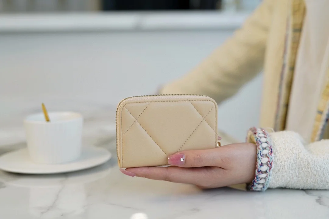 샤넬 19 지퍼 코인 지갑 베이지