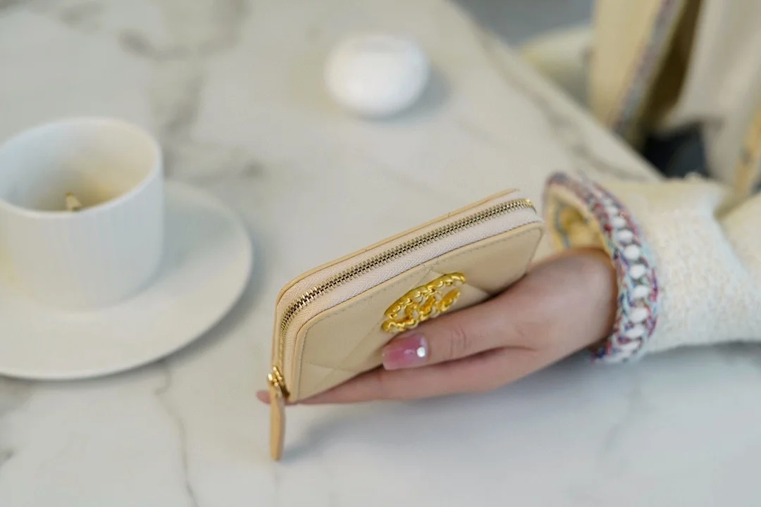 샤넬 19 지퍼 코인 지갑 베이지