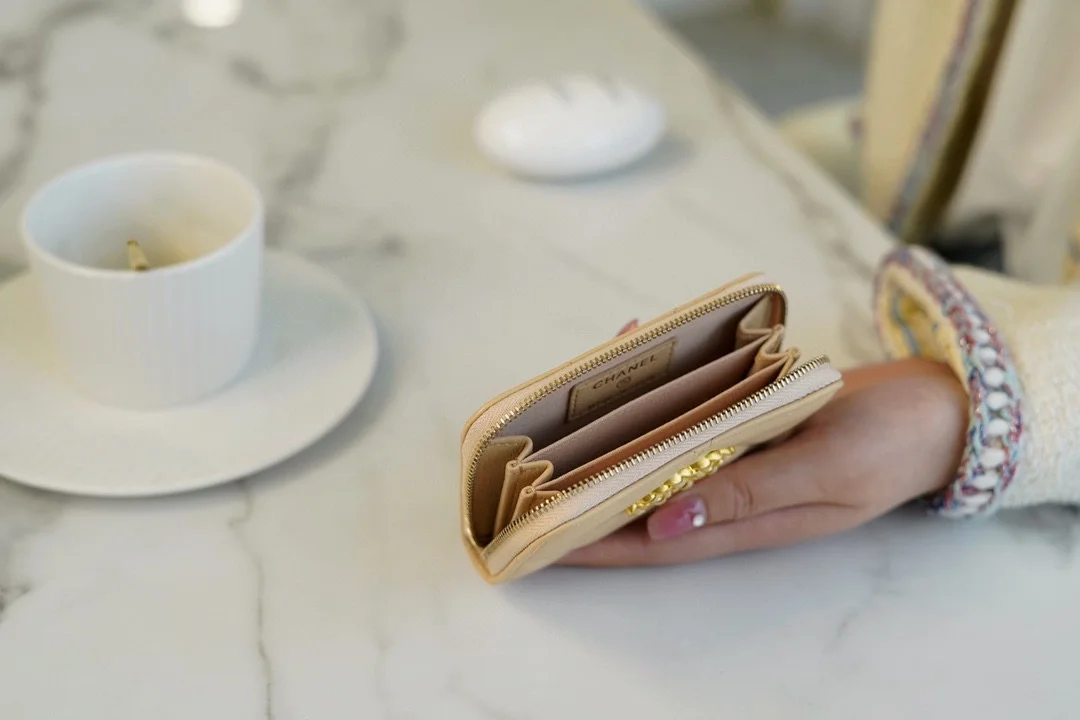 샤넬 19 지퍼 코인 지갑 베이지
