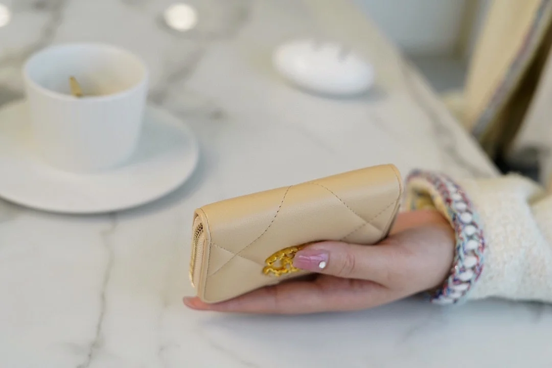 샤넬 19 지퍼 코인 지갑 베이지