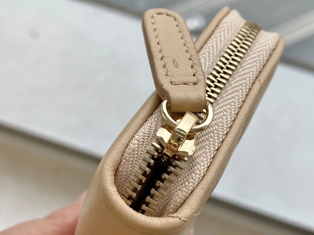 샤넬 19 지퍼 코인 지갑 베이지