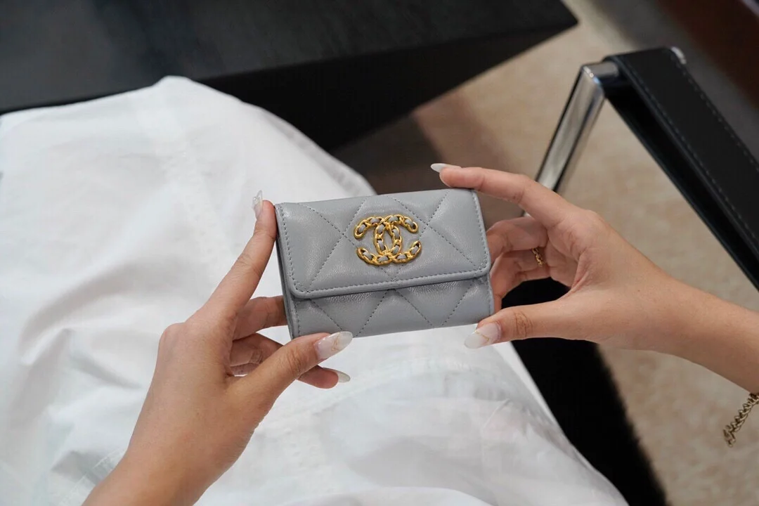 샤넬 19 플랩 카드 홀더 스카이 블루