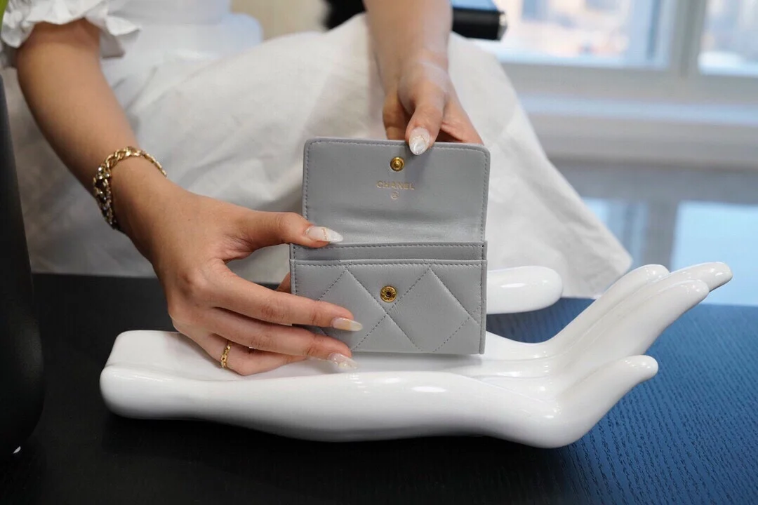 샤넬 19 플랩 카드 홀더 스카이 블루