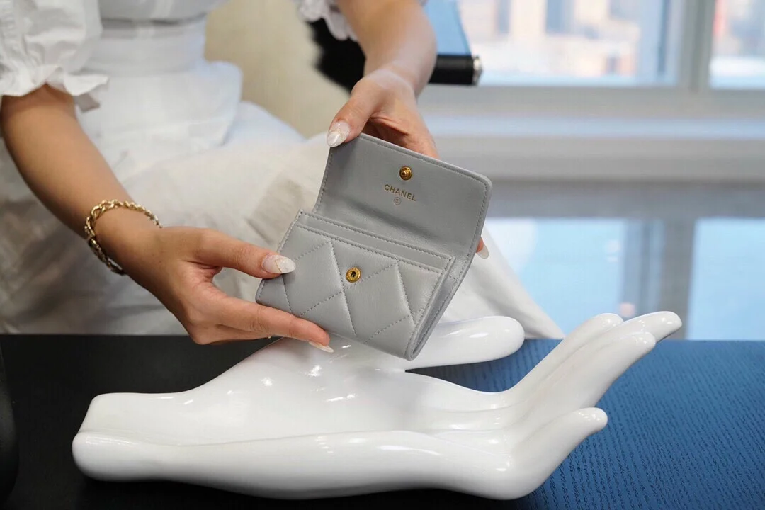 샤넬 19 플랩 카드 홀더 스카이 블루