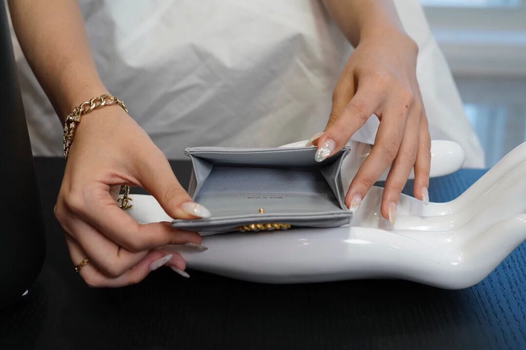 샤넬 19 플랩 카드 홀더 스카이 블루