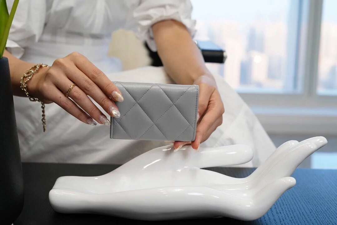 샤넬 19 플랩 카드 홀더 스카이 블루