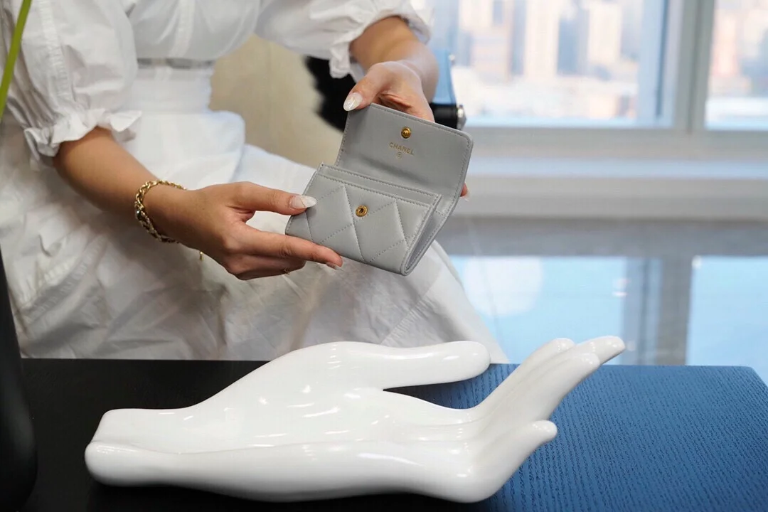 샤넬 19 플랩 카드 홀더 스카이 블루