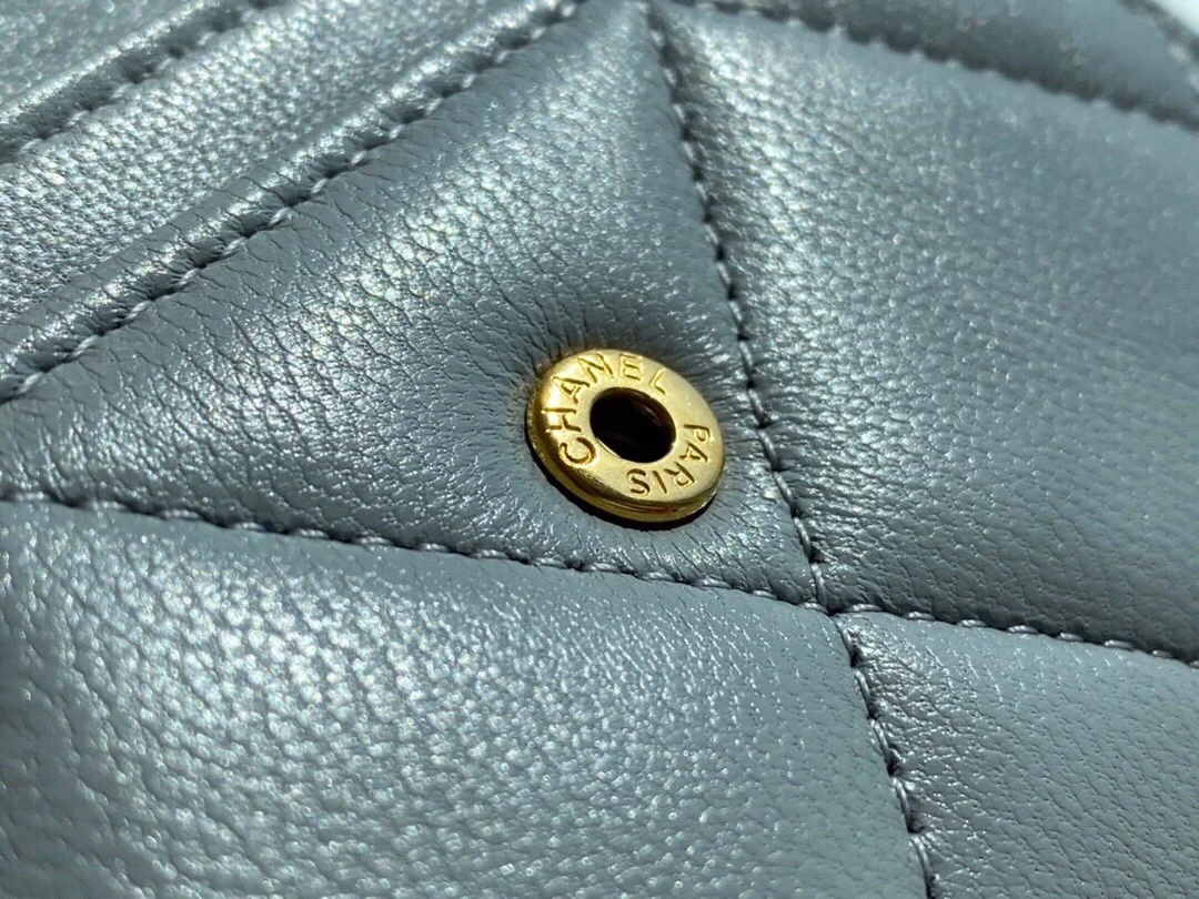 샤넬 19 플랩 카드 홀더 스카이 블루