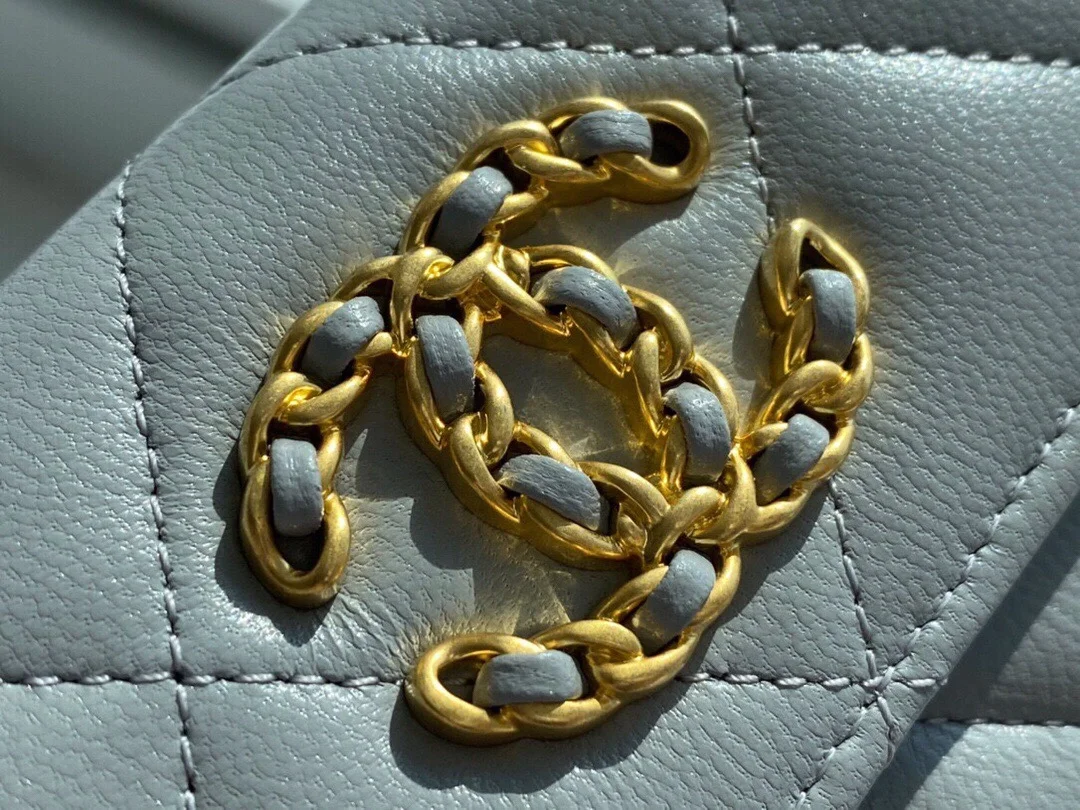 샤넬 19 플랩 카드 홀더 스카이 블루