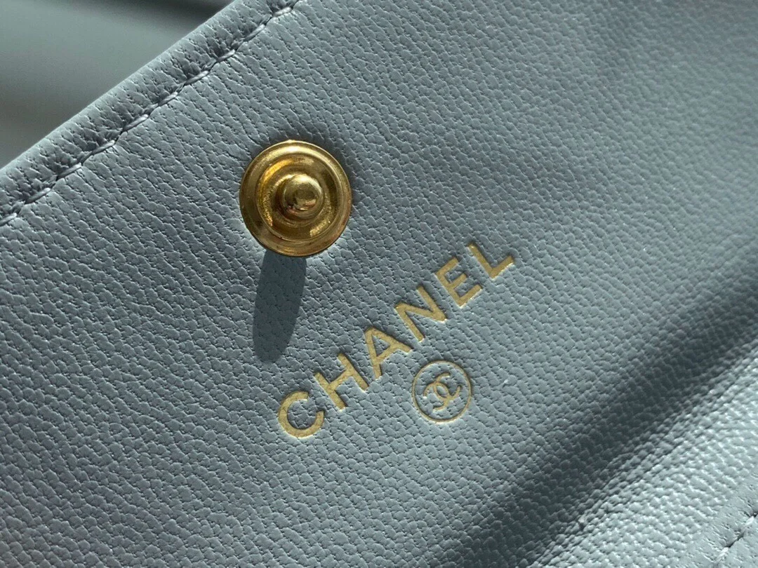 샤넬 19 플랩 카드 홀더 스카이 블루