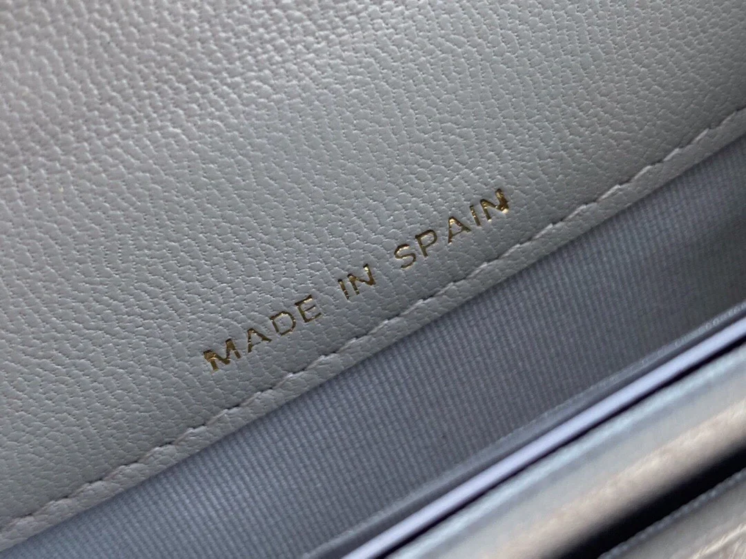 샤넬 19 플랩 카드 홀더 스카이 블루