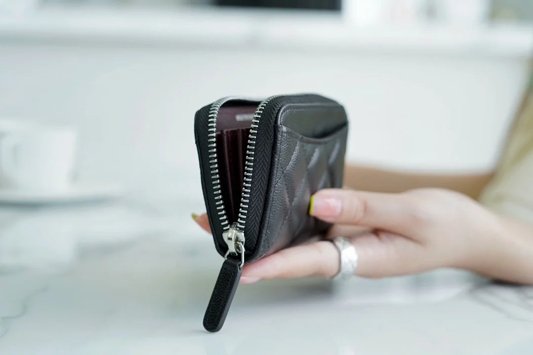 샤넬 클래식 지퍼 코인 지갑 실버