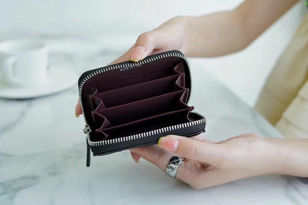 샤넬 클래식 지퍼 코인 지갑 실버